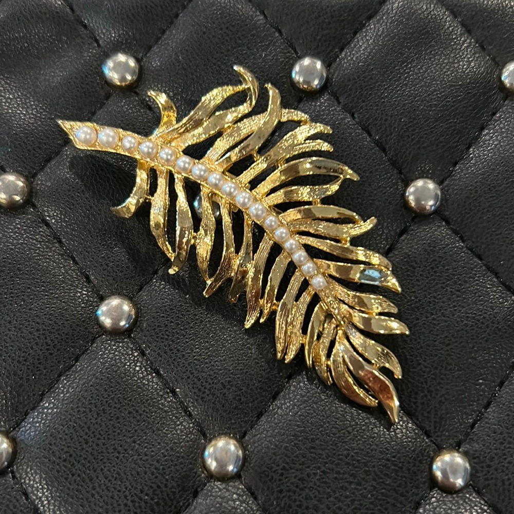 Gerry’s Flaming Feather Faux Pearl Brooche